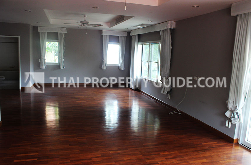 House with Shared Pool in Chaengwattana 