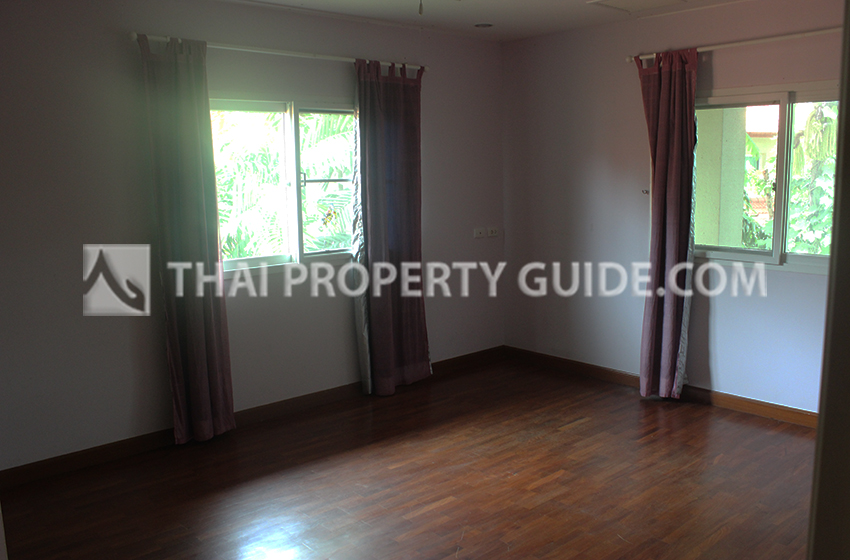 House with Shared Pool in Chaengwattana 