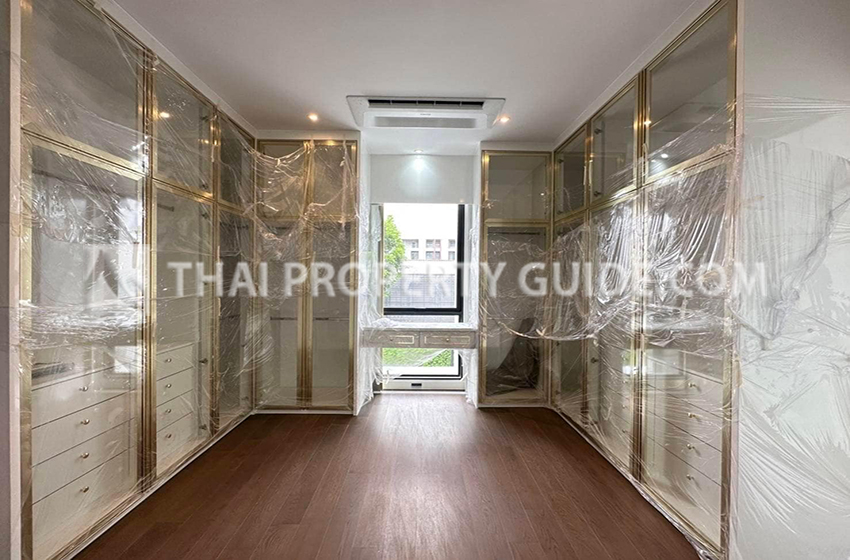 House with Shared Pool in Krung Thep Kritha 