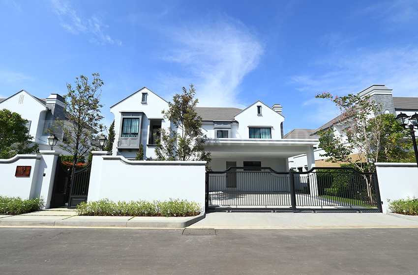 House with Shared Pool in Krung Thep Kritha