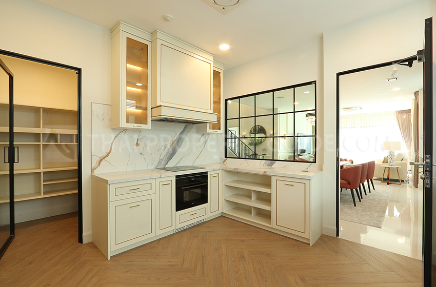 House with Shared Pool in Krung Thep Kritha 
