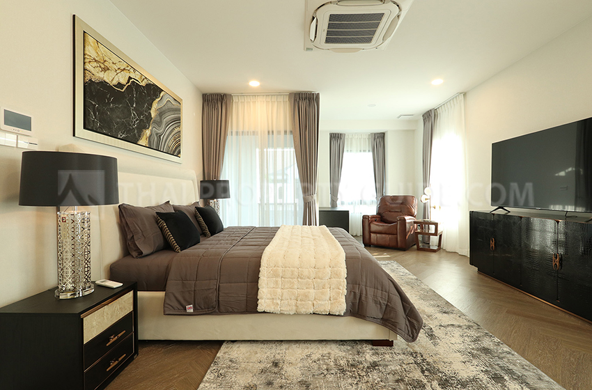 House with Shared Pool in Krung Thep Kritha 