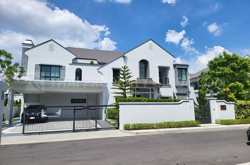 House with Shared Pool in Krung Thep Kritha