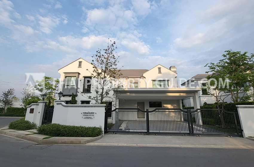 House with Shared Pool in Krung Thep Kritha