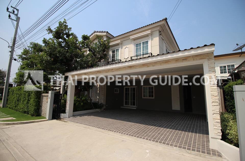 House with Shared Pool in Lat Phrao