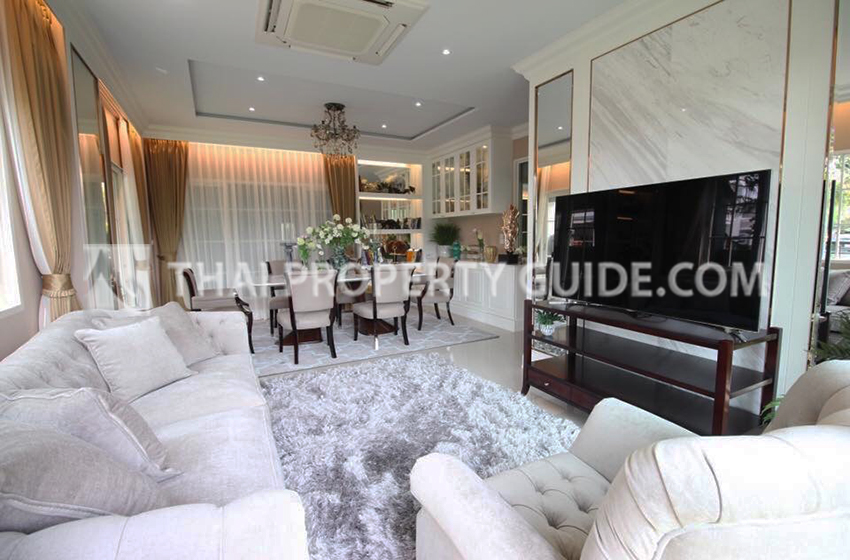 House with Shared Pool in Lat Phrao 