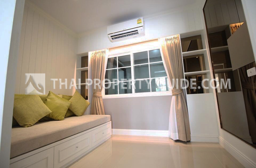 House with Shared Pool in Lat Phrao 