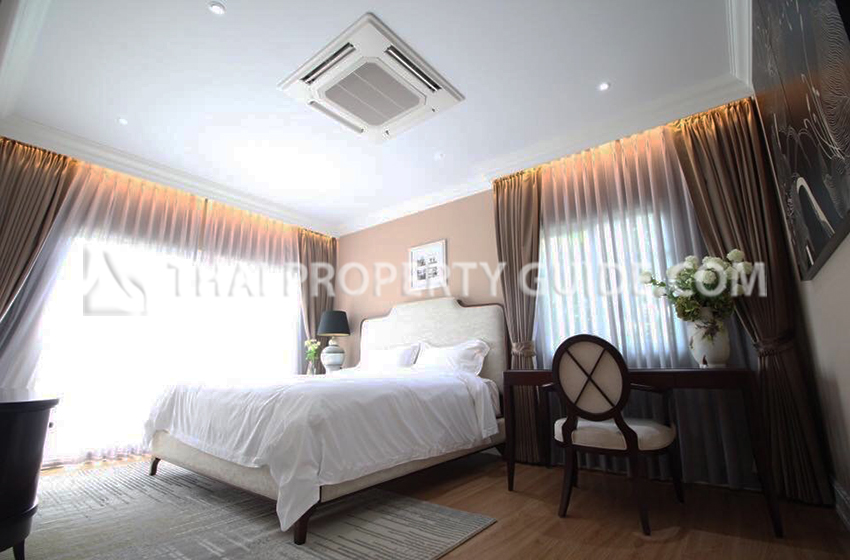 House with Shared Pool in Lat Phrao 