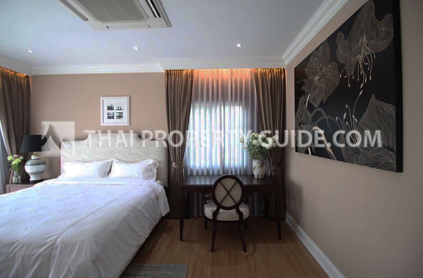 House with Shared Pool in Lat Phrao 