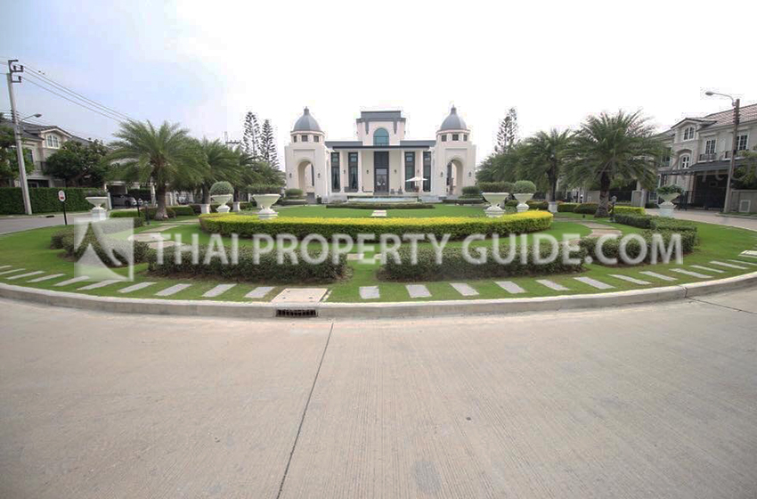 House with Shared Pool in Lat Phrao 