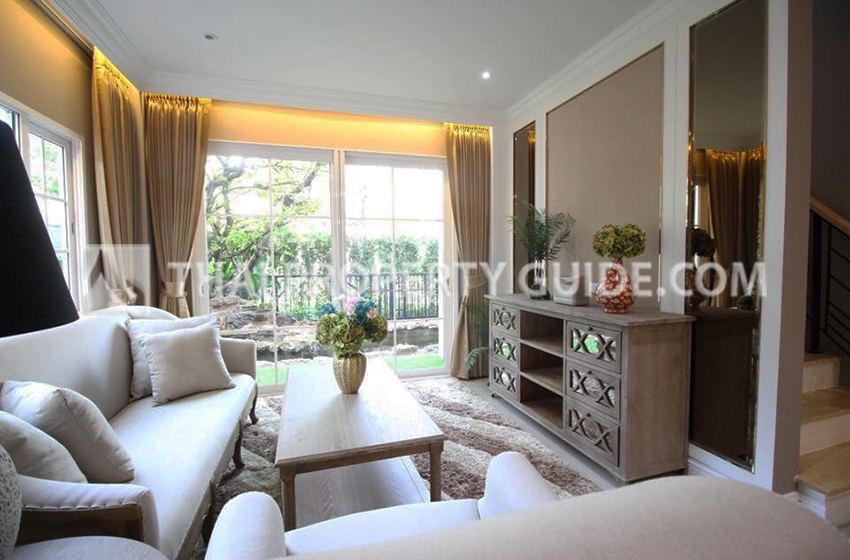 House with Shared Pool in Lat Phrao