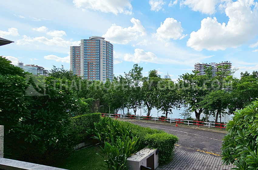 House with Shared Pool in Nichada Thani 