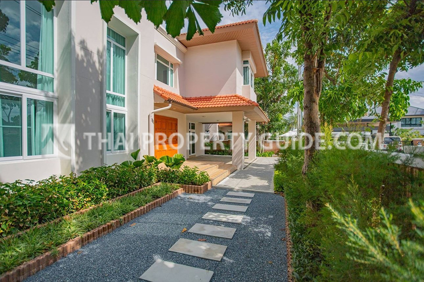 House with Shared Pool in Nichada Thani 