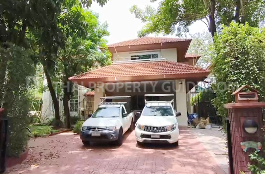 House with Shared Pool for rent in Nichada Thani