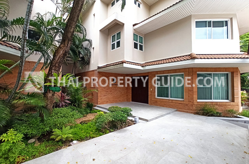 House with Shared Pool for rent in New Petchburi