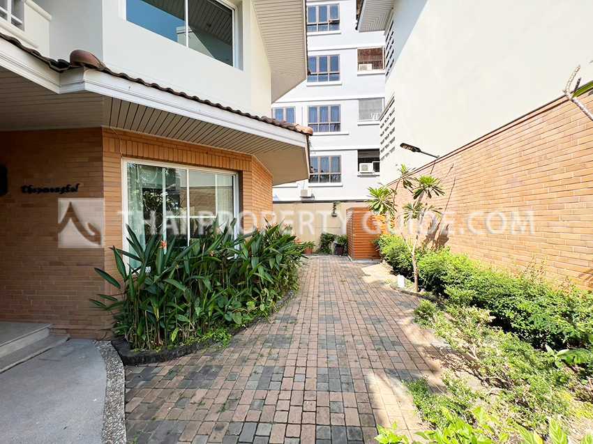 House with Shared Pool in New Petchburi 