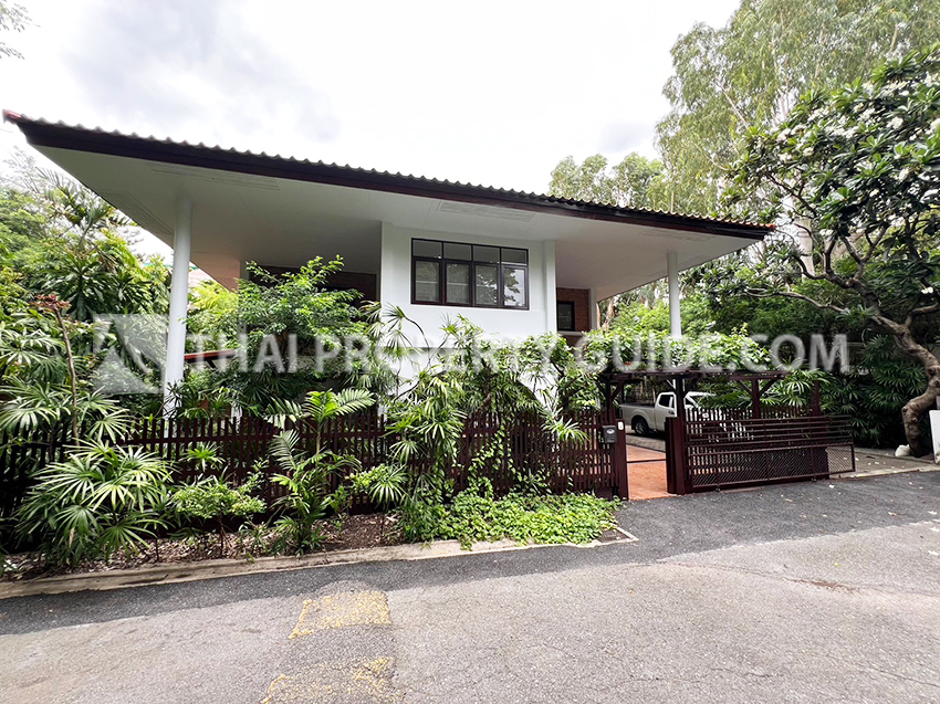 House with Shared Pool in New Petchburi 