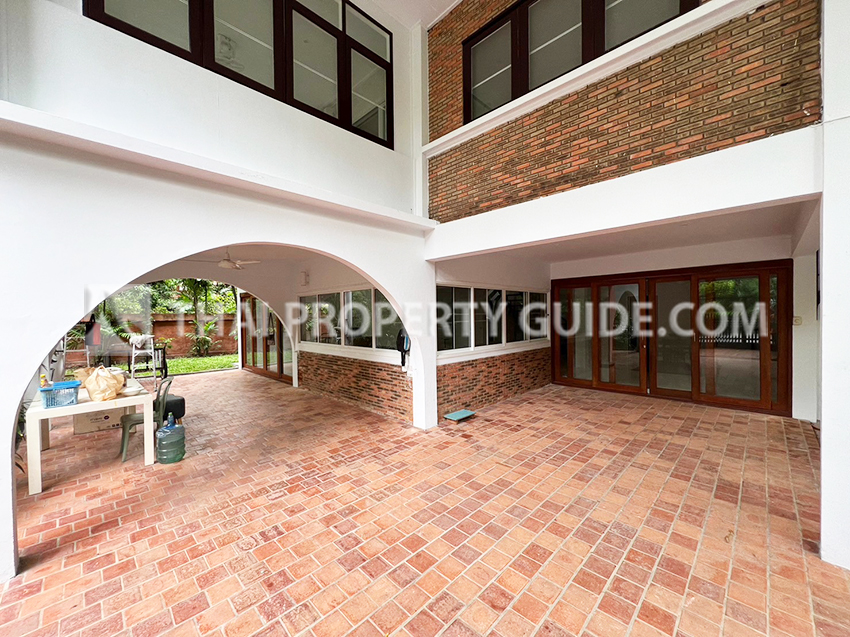 House with Shared Pool in New Petchburi 