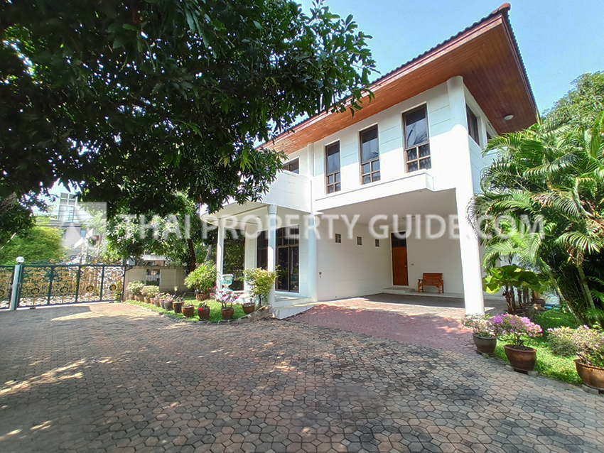 House with Shared Pool in New Petchburi 