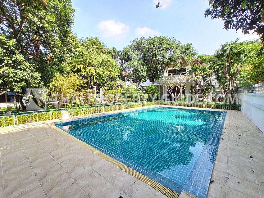 House with Shared Pool in New Petchburi 