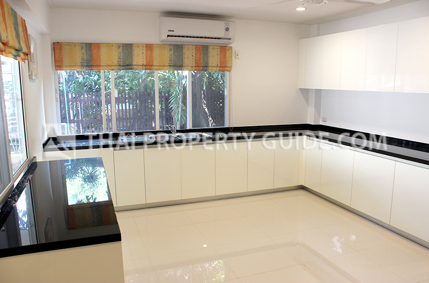 House with Shared Pool in New Petchburi 