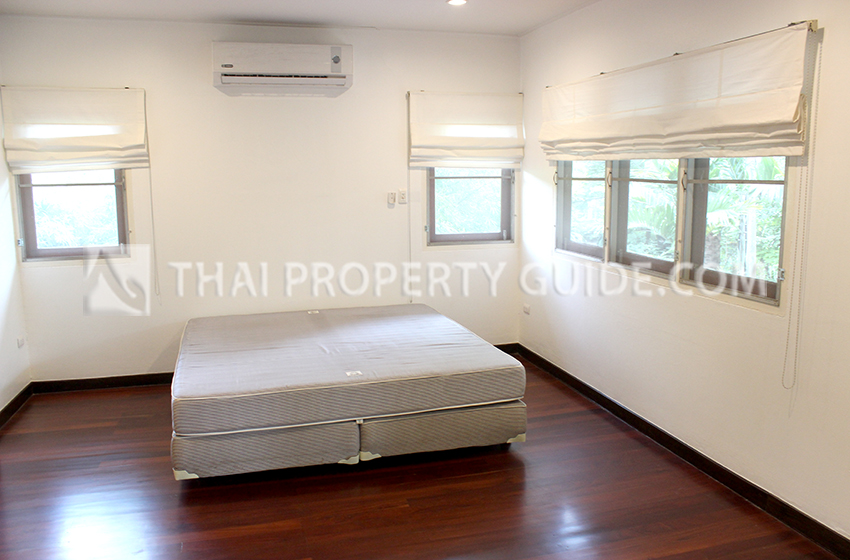 House with Shared Pool in New Petchburi 