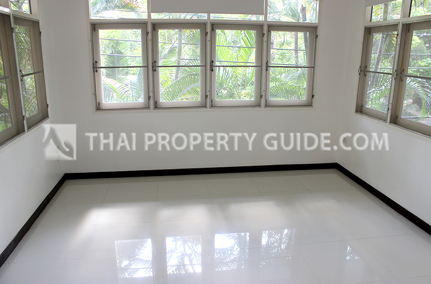 House with Shared Pool in New Petchburi 