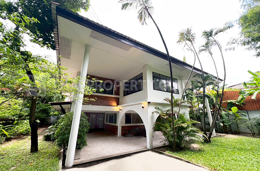 House with Shared Pool for rent in New Petchburi