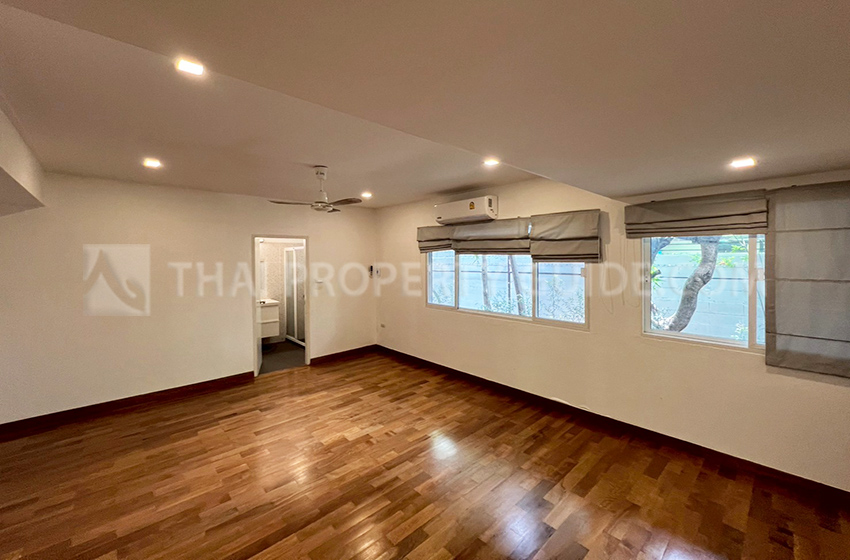House with Shared Pool in New Petchburi 