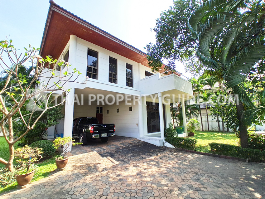 House with Shared Pool in New Petchburi 