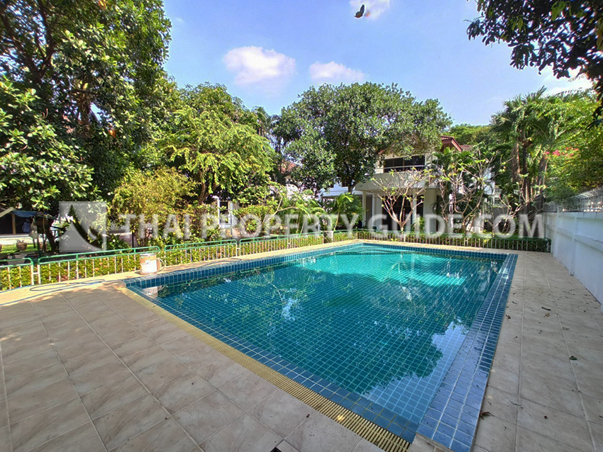 House with Shared Pool in New Petchburi 