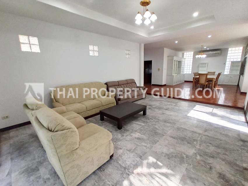 House with Shared Pool in New Petchburi 