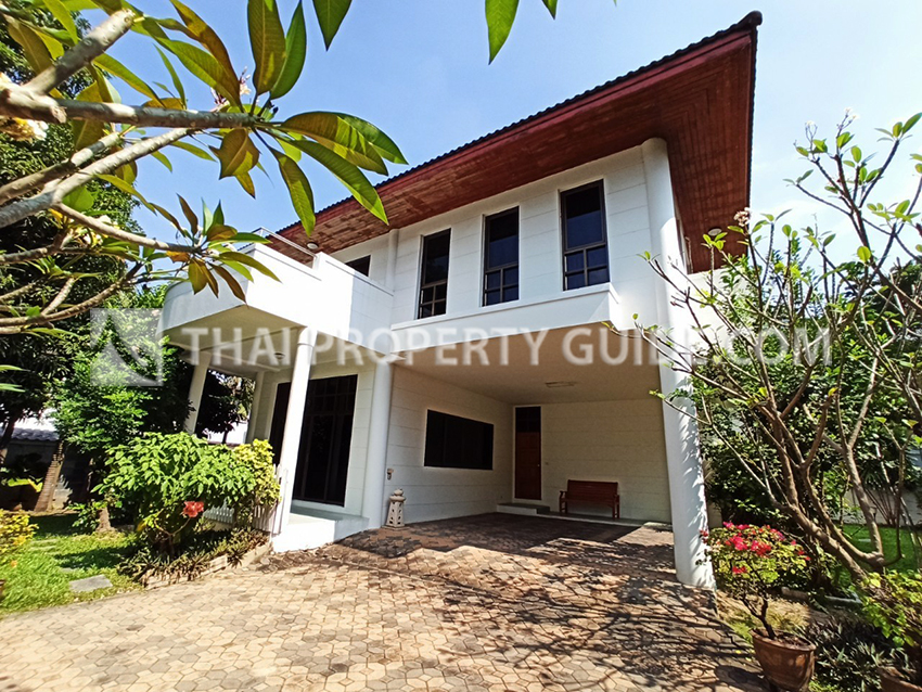 House with Shared Pool in New Petchburi 
