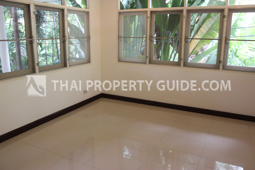 House with Shared Pool in New Petchburi 