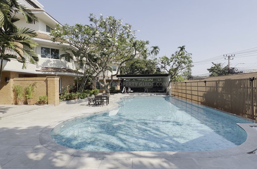 House with Shared Pool in New Petchburi 