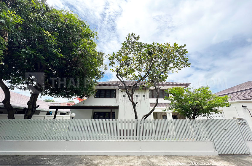 House with Shared Pool in Phaholyothin 