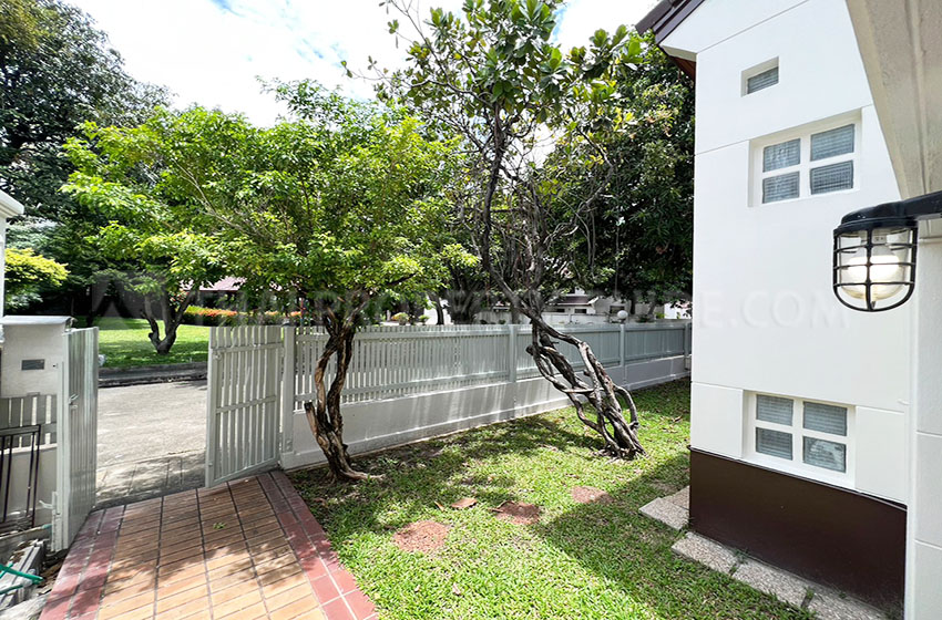 House with Shared Pool in Phaholyothin 