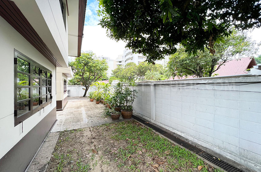 House with Shared Pool in Phaholyothin 