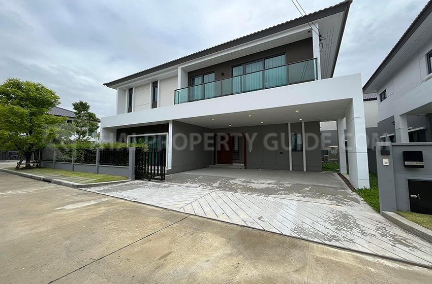 House with Shared Pool in Phaholyothin