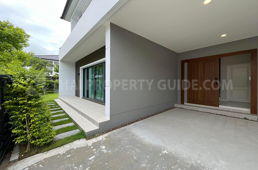 House with Shared Pool in Phaholyothin 