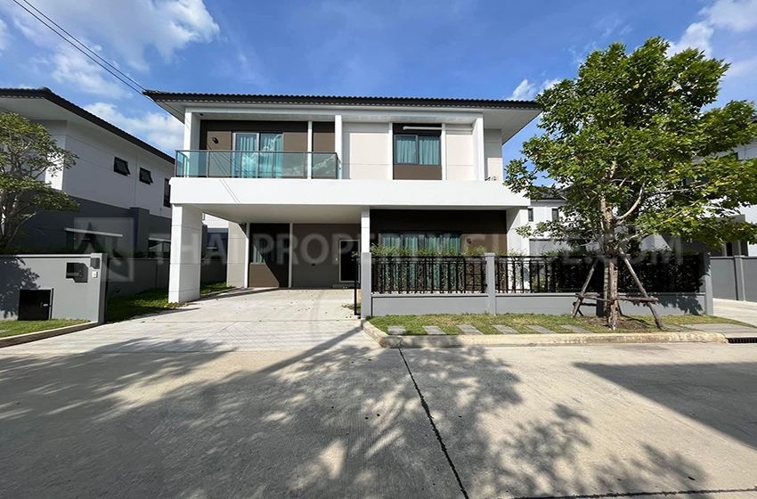 House with Shared Pool in Phaholyothin