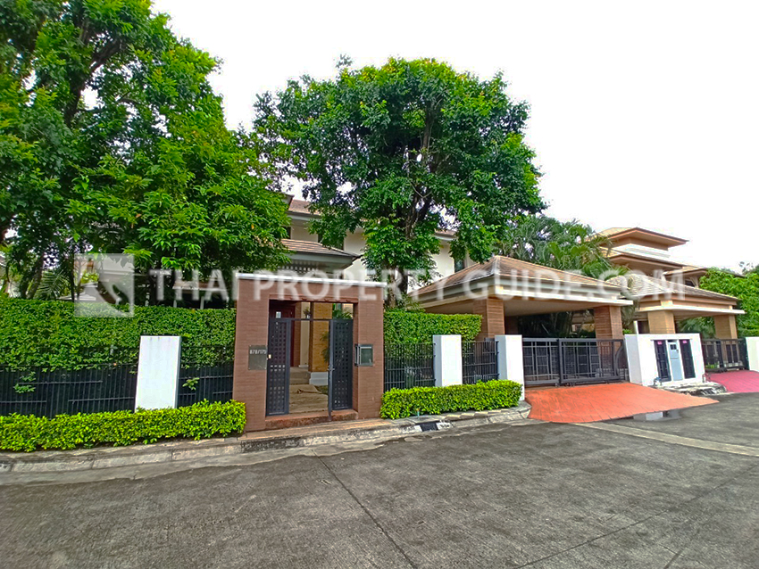 House with Shared Pool in Pattanakarn 