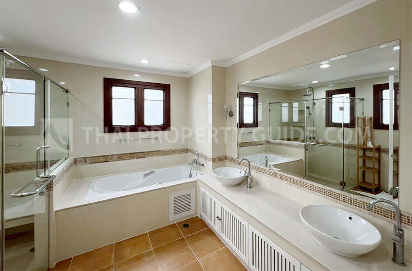 House with Shared Pool in Pattanakarn 