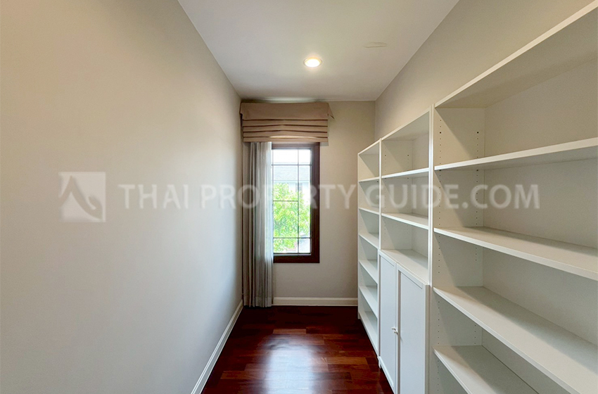 House with Shared Pool in Pattanakarn 