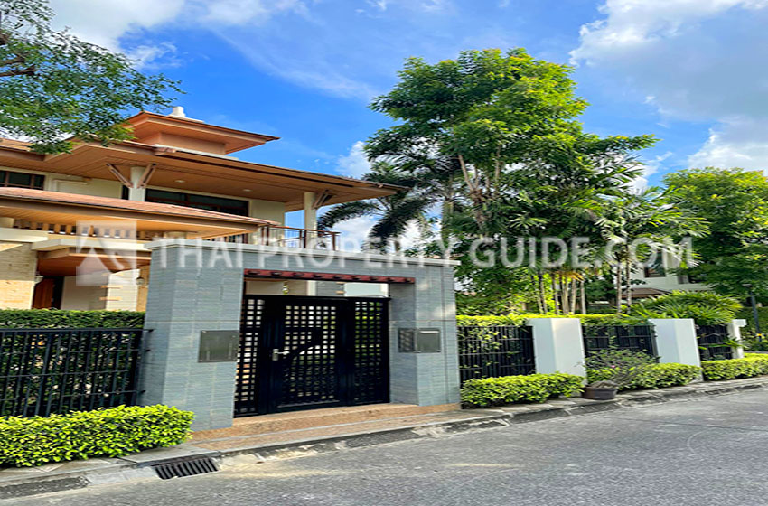 House with Shared Pool in Pattanakarn 