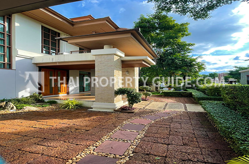 House with Shared Pool in Pattanakarn 