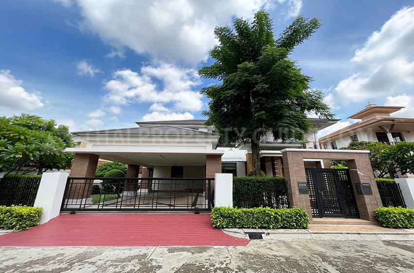 House with Shared Pool in Pattanakarn