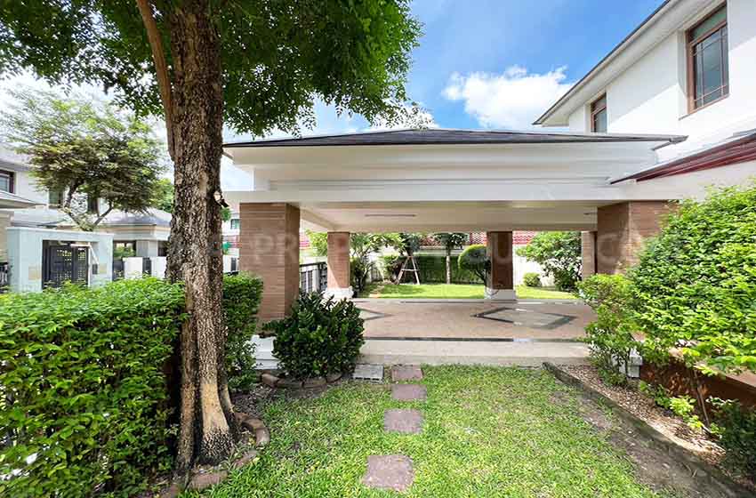 House with Shared Pool in Pattanakarn 