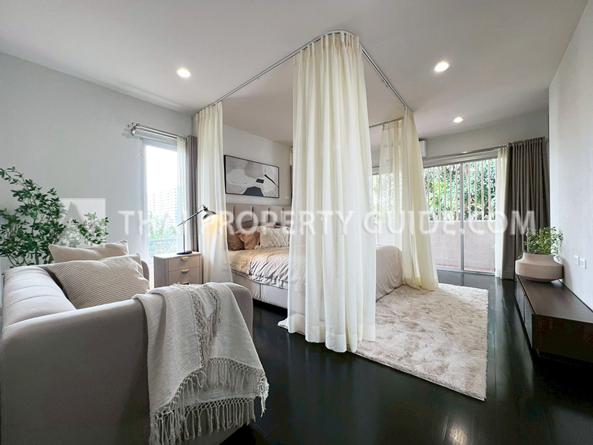 House with Shared Pool in Pattanakarn 