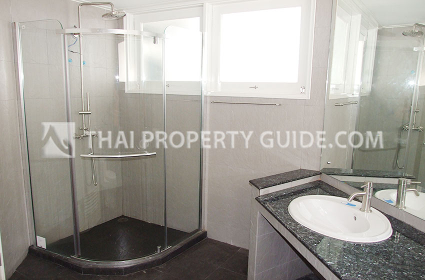 House with Shared Pool in Ramkhamhaeng 